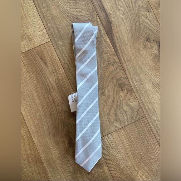 New With Tags - Men’s Grey/Silver tie from Banana Republic. - Picture 2 of 3